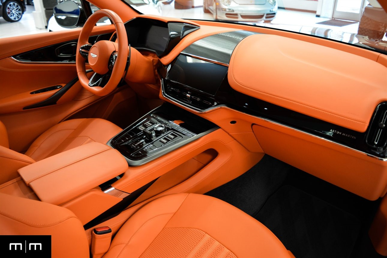 Aston Martin DBX707  2025