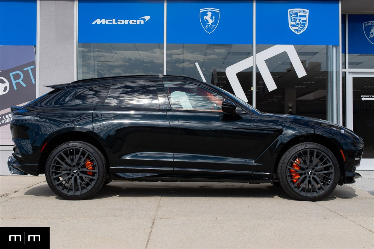 Aston Martin DBX707  2025