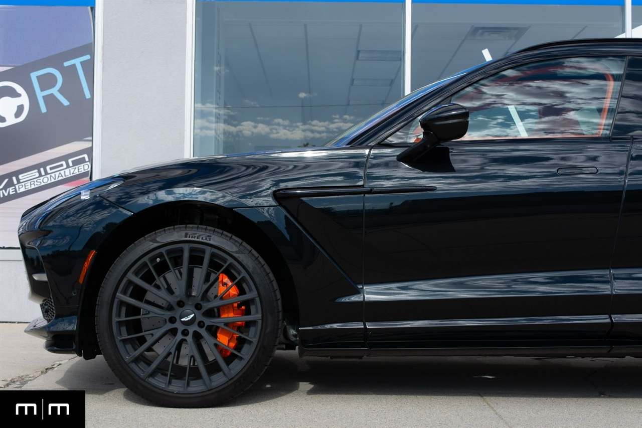 Aston Martin DBX707  2025
