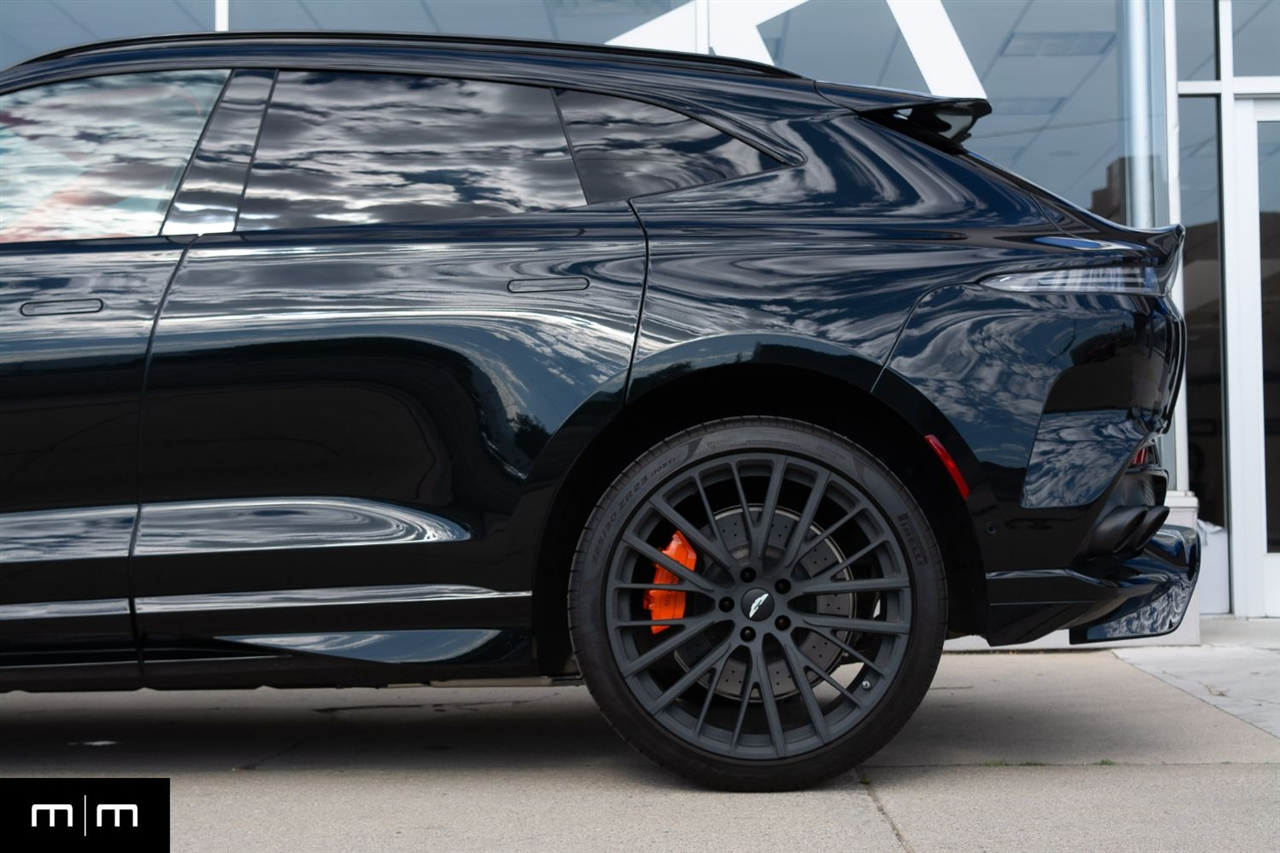 Aston Martin DBX707  2025