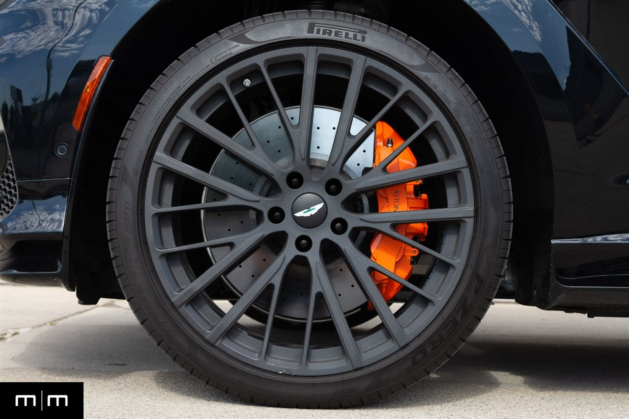 Aston Martin DBX707  2025