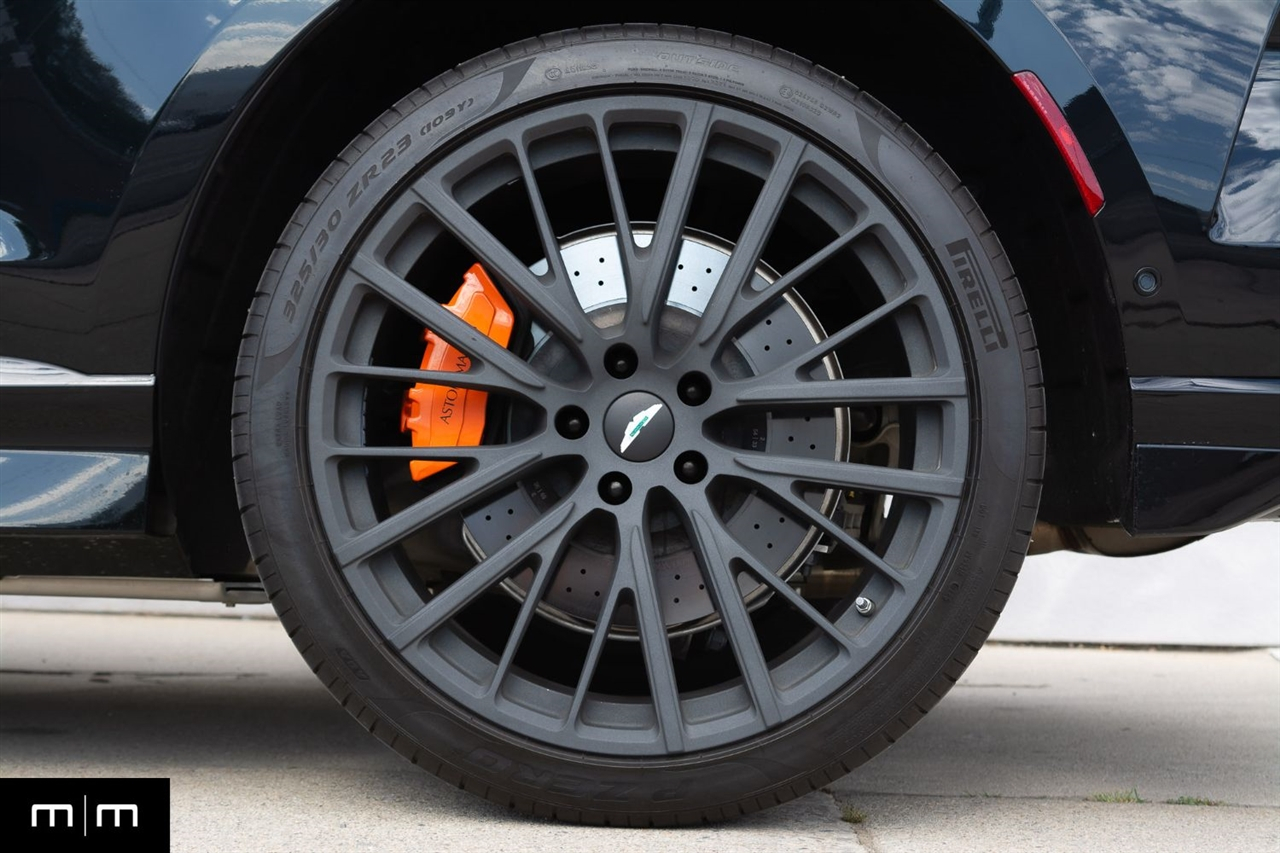 Aston Martin DBX707  2025