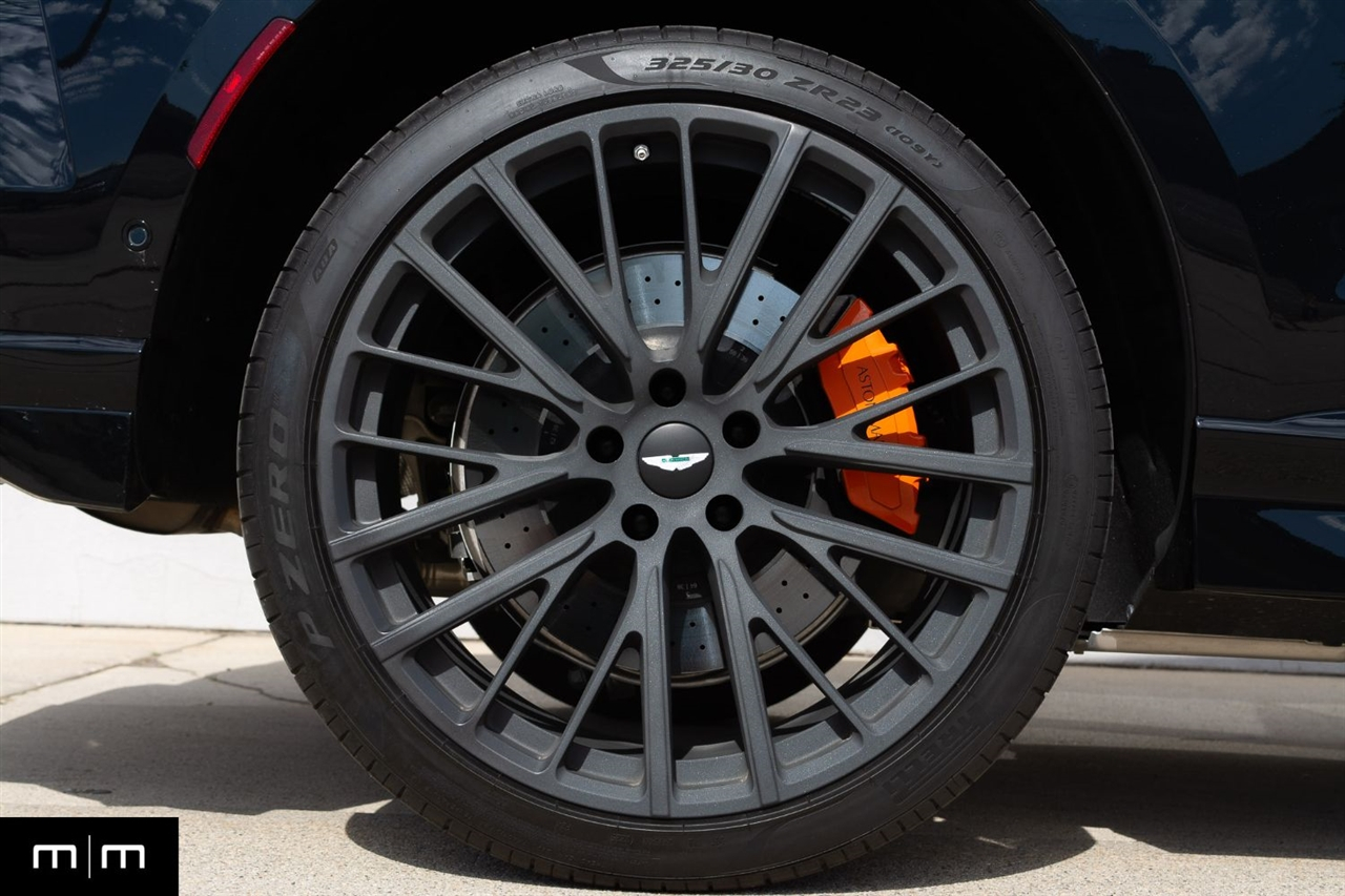 Aston Martin DBX707  2025