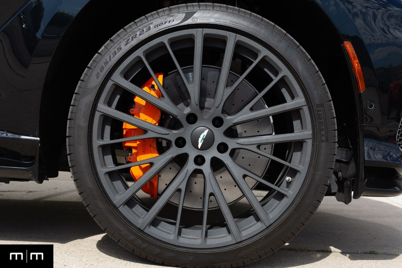 Aston Martin DBX707  2025