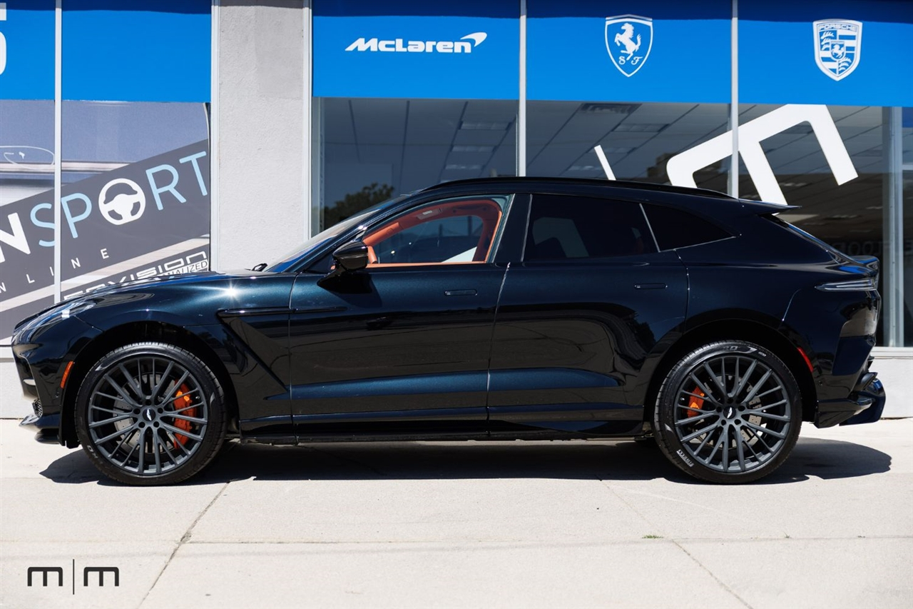 Aston Martin DBX707  2025
