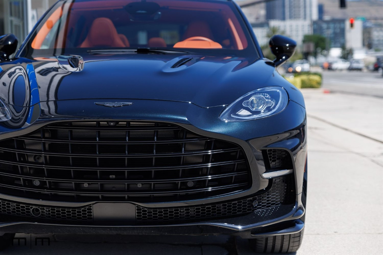 Aston Martin DBX707  2025