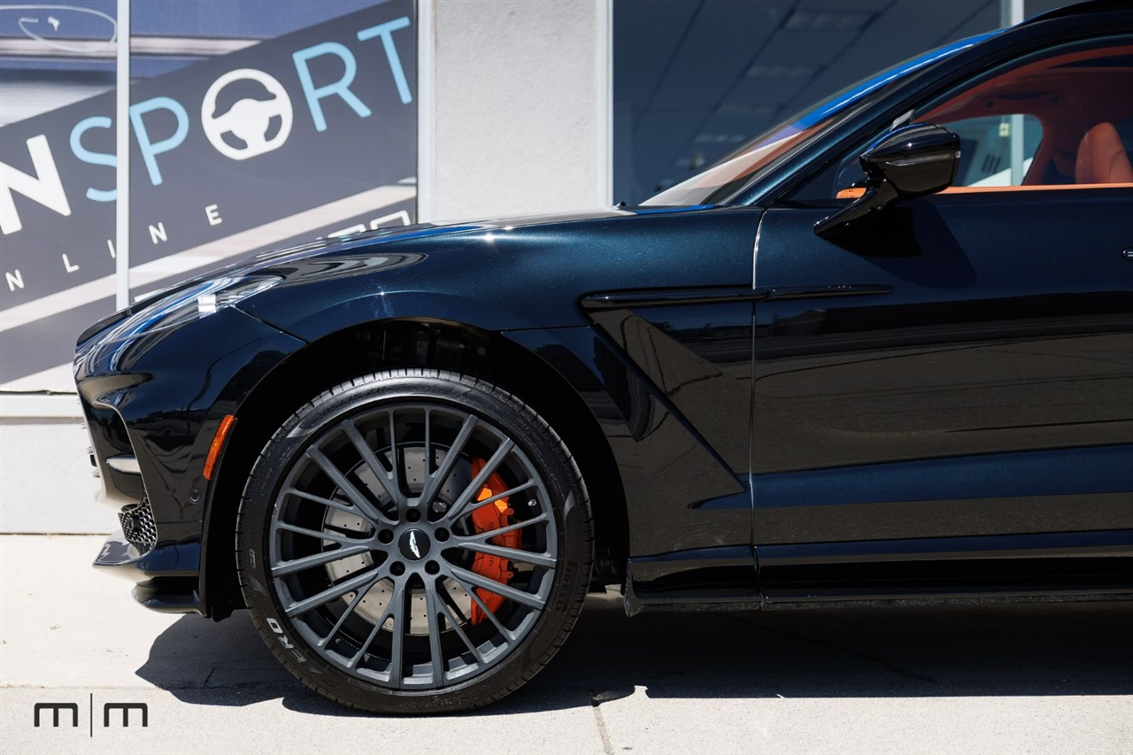 Aston Martin DBX707  2025