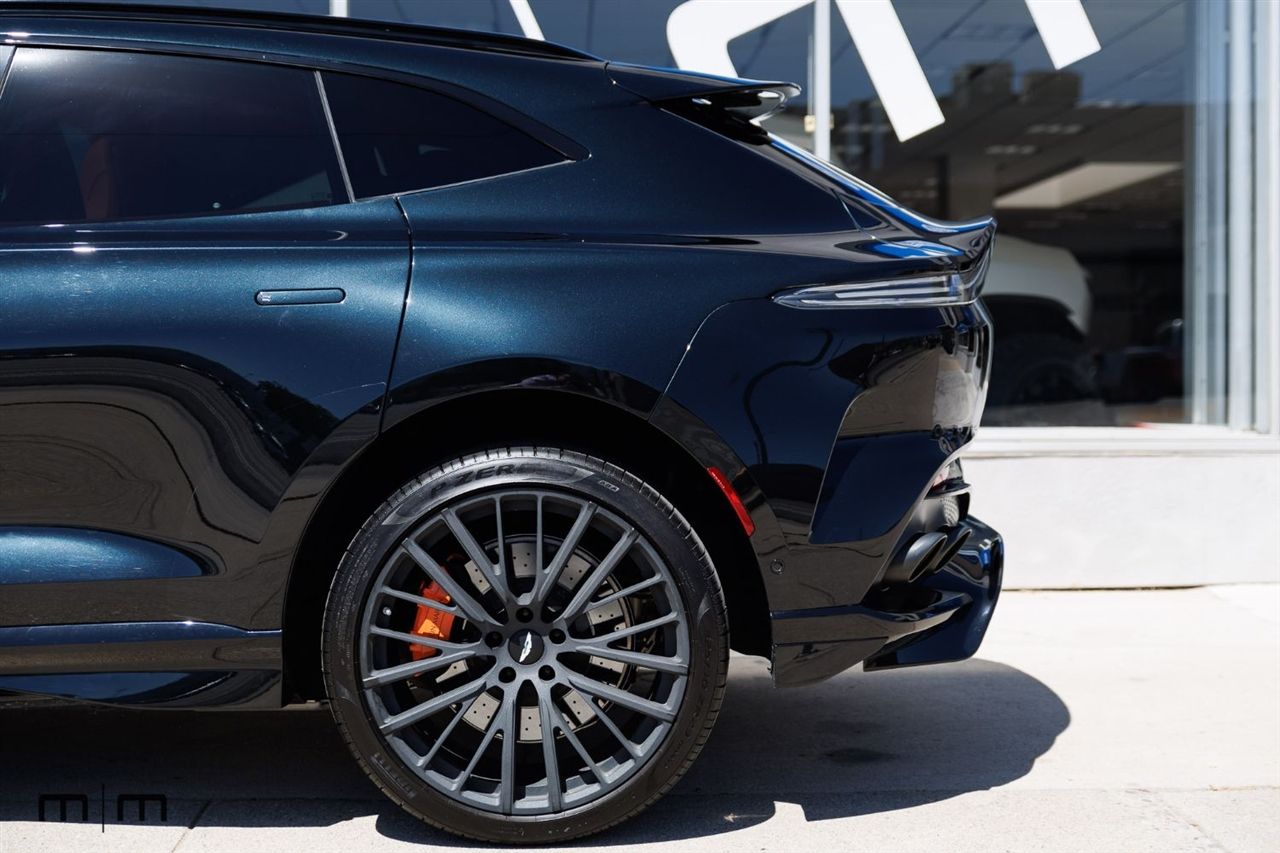 Aston Martin DBX707  2025