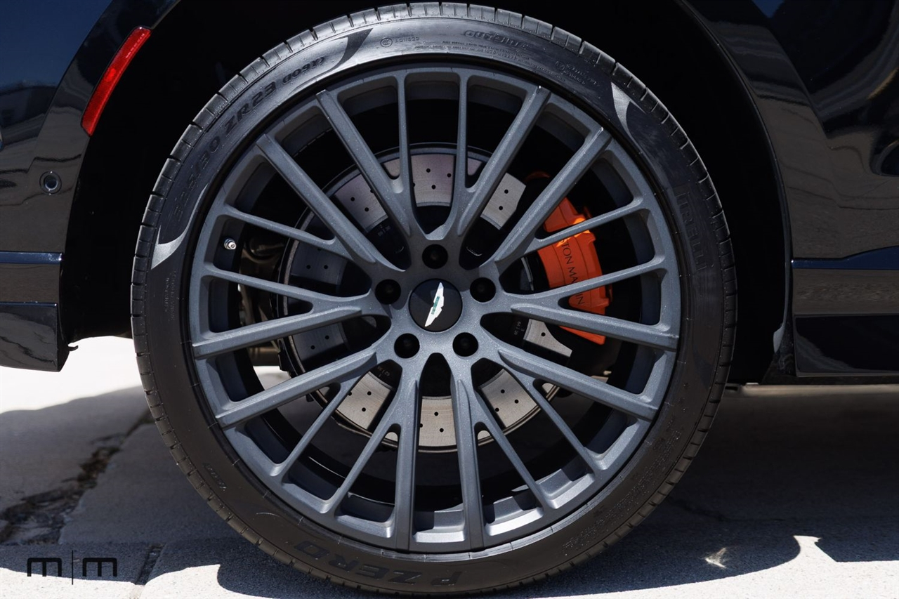Aston Martin DBX707  2025
