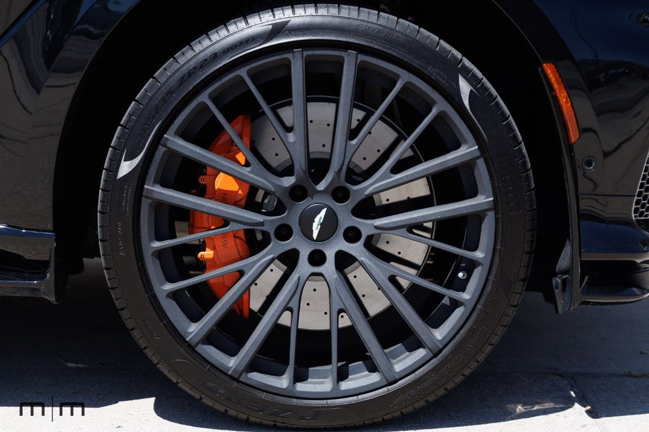 Aston Martin DBX707  2025