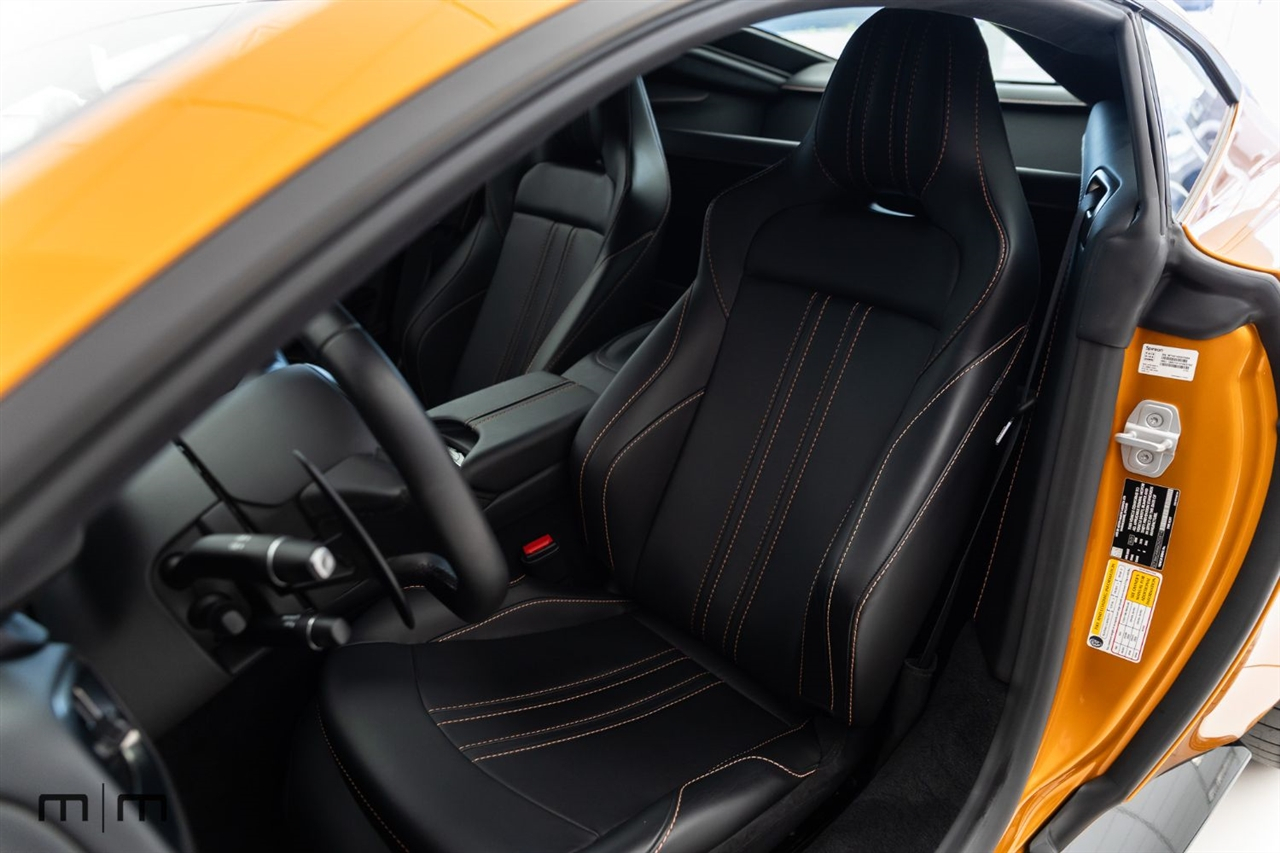 Aston Martin Vantage  2021