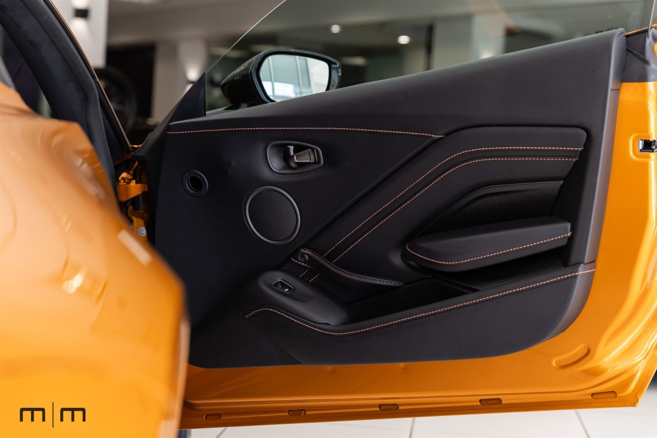 Aston Martin Vantage  2021