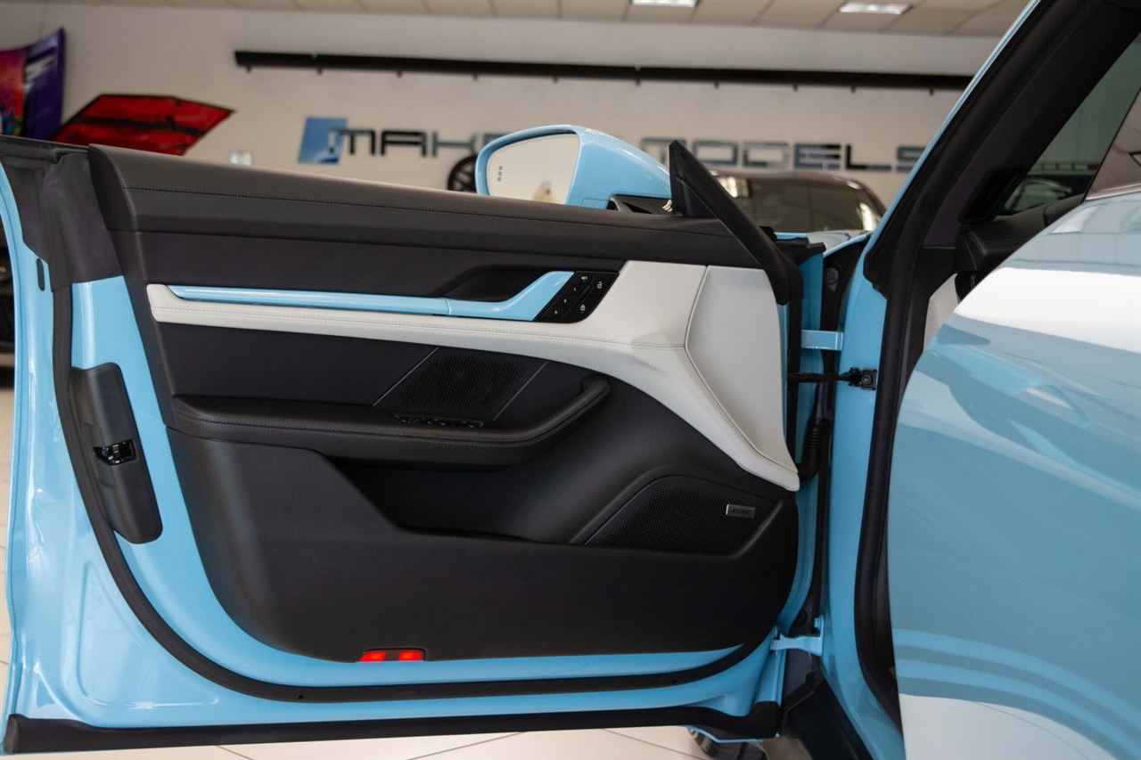 Porsche Taycan  2025