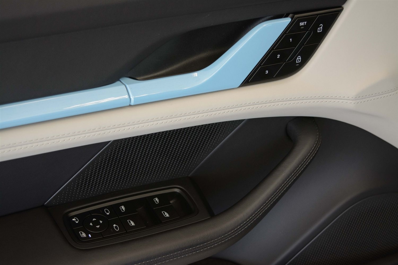 Porsche Taycan  2025