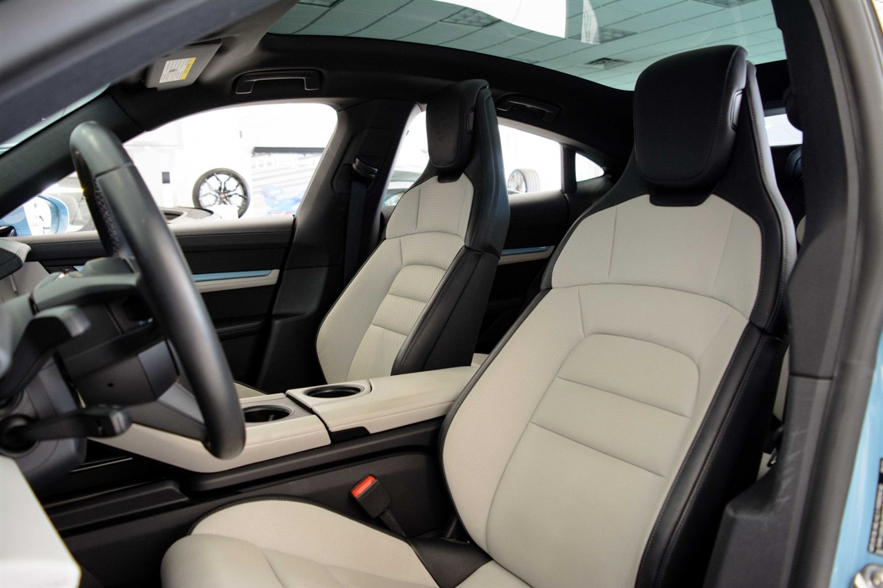 Porsche Taycan  2025