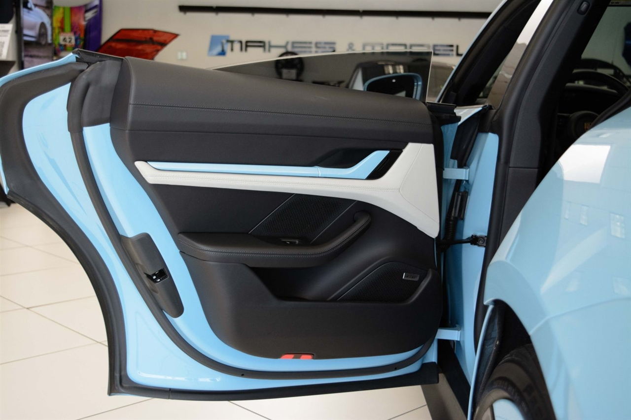 Porsche Taycan  2025