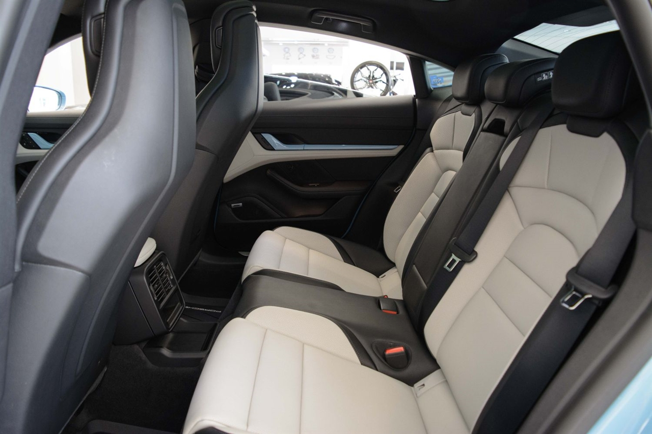 Porsche Taycan  2025