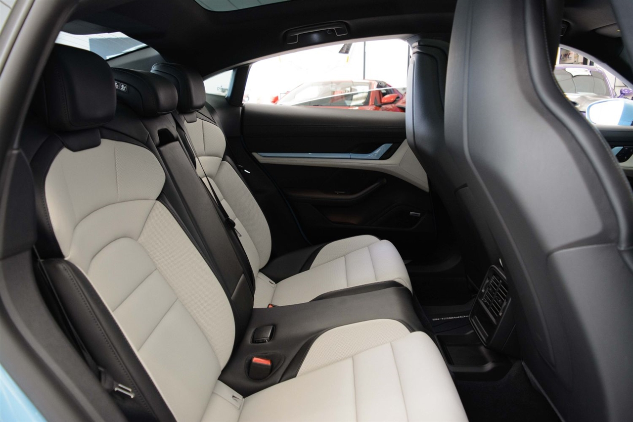 Porsche Taycan  2025