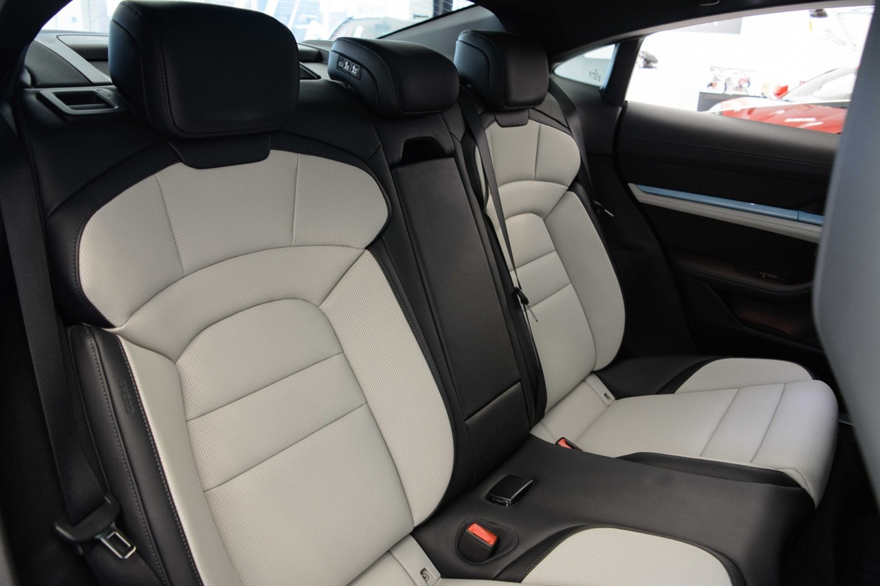 Porsche Taycan  2025