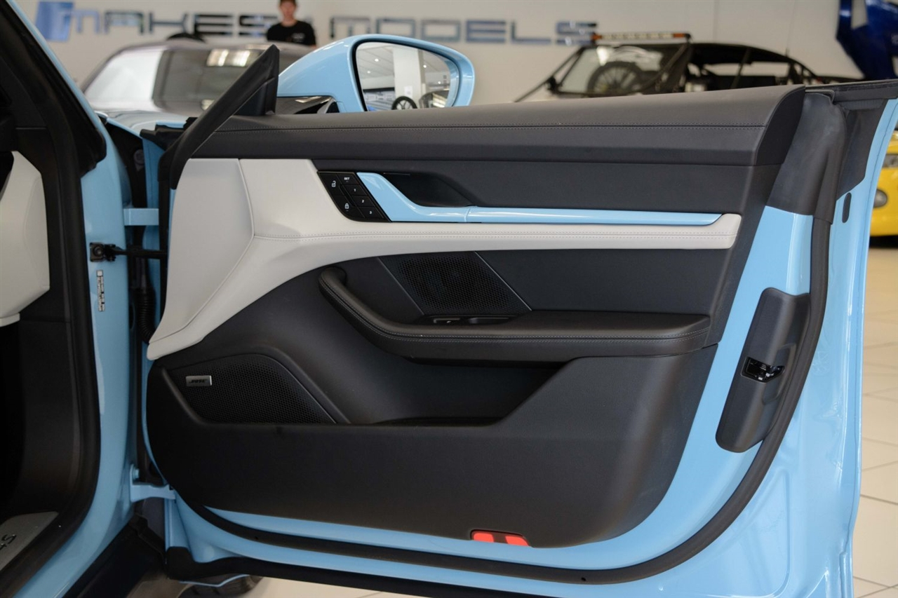 Porsche Taycan  2025