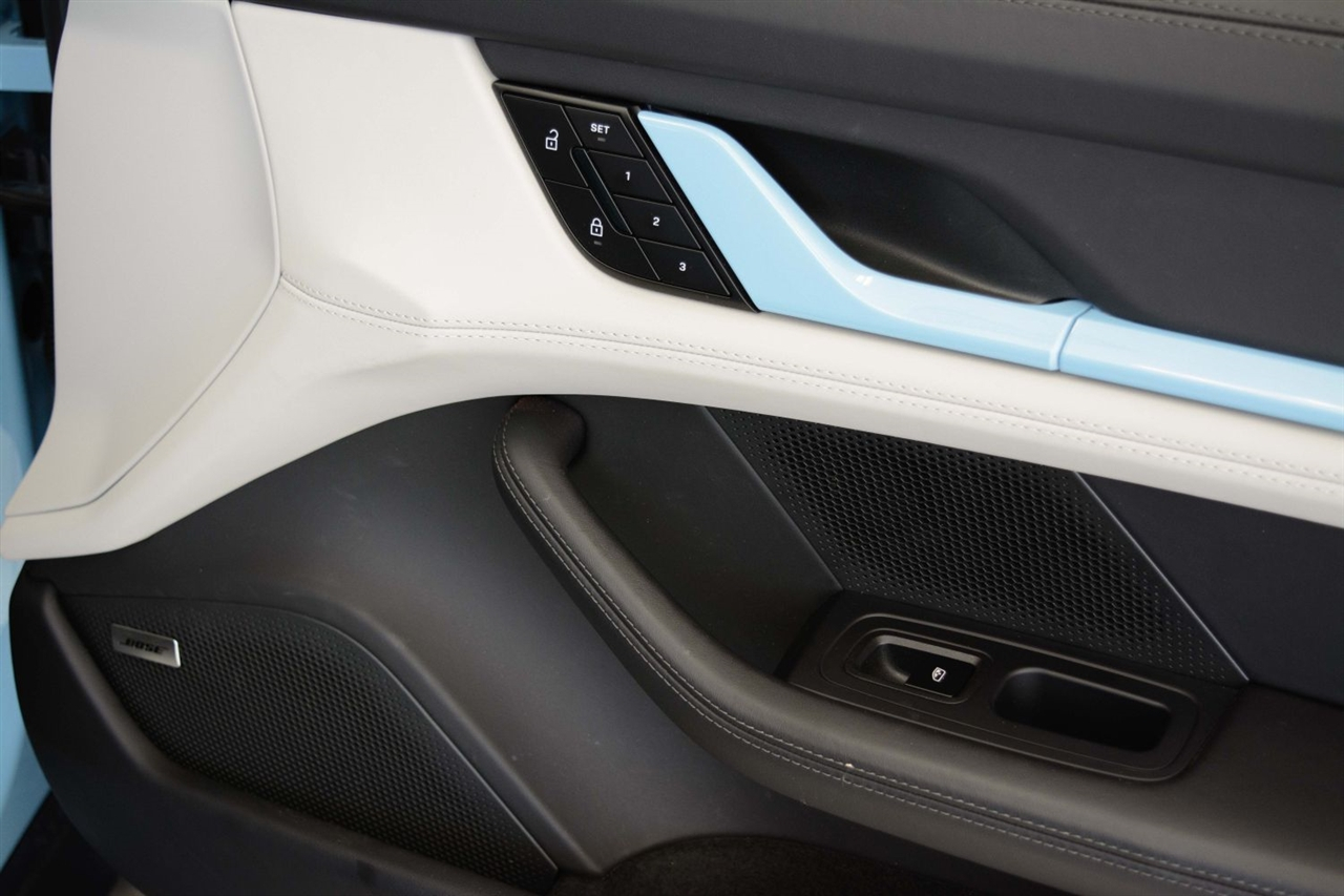 Porsche Taycan  2025