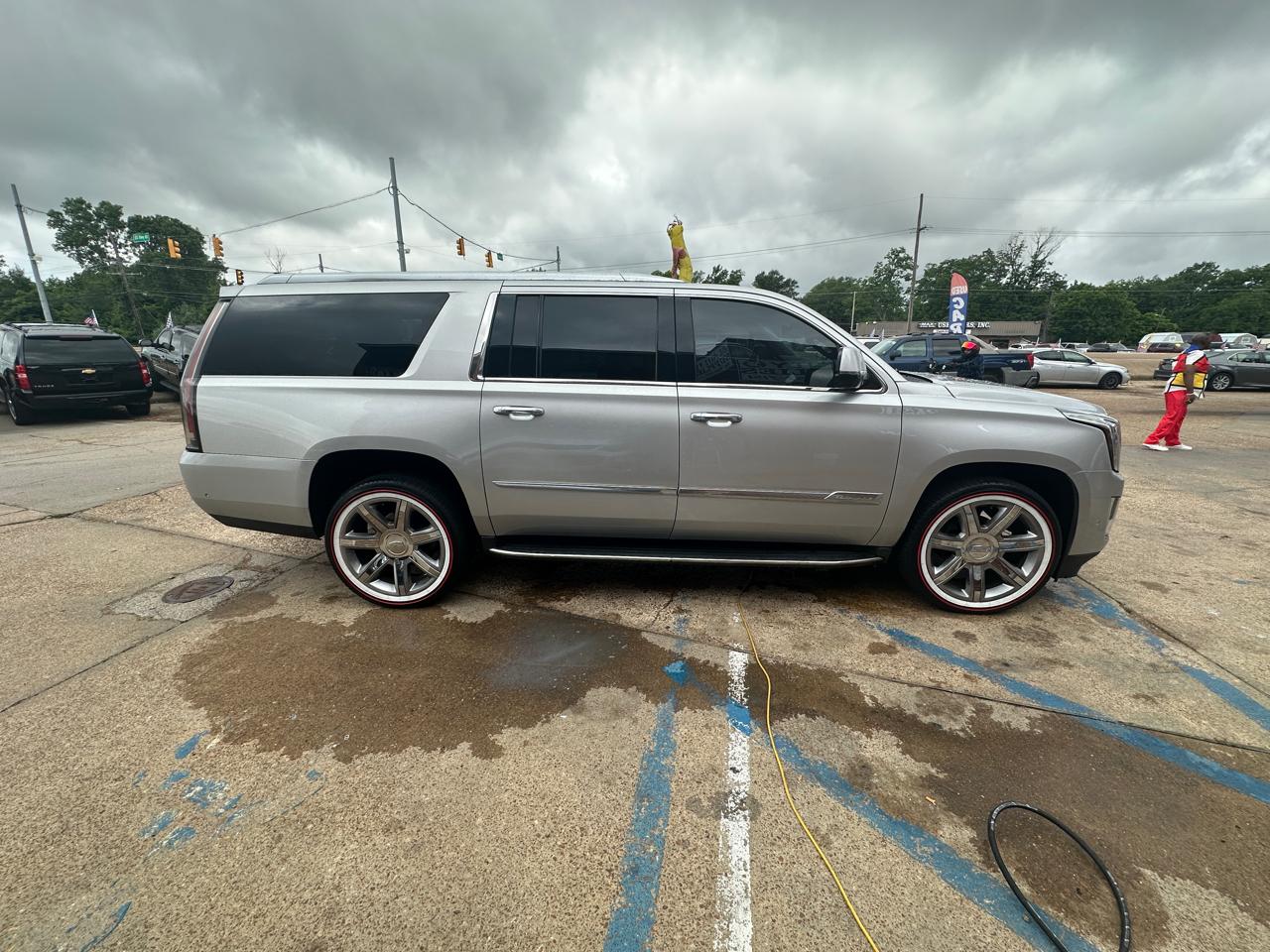 Cadillac Escalade ESV 4WD 4dr Luxury 2017