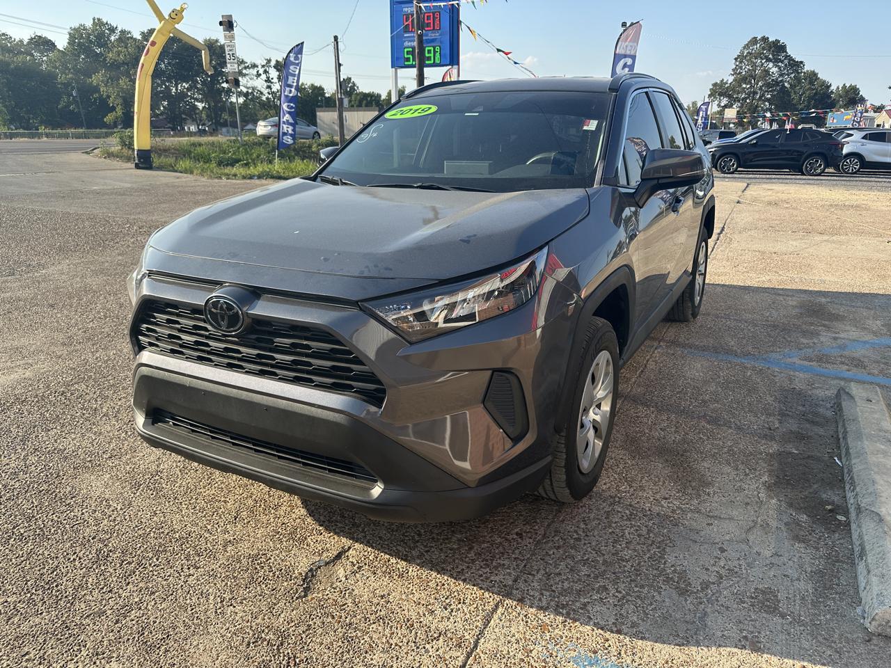Toyota RAV4 LE FWD (Natl) 2019