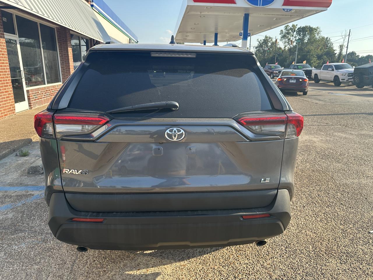 Toyota RAV4 LE FWD (Natl) 2019