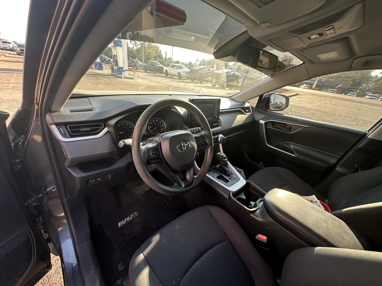 Toyota RAV4 LE FWD (Natl) 2019