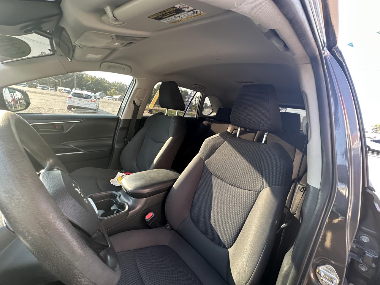 Toyota RAV4 LE FWD (Natl) 2019