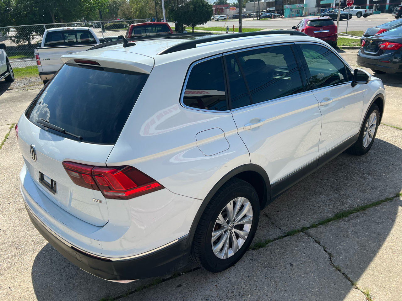 2018 Volkswagen Tiguan SE photo 3