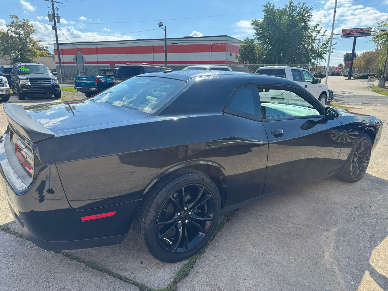 2016 Dodge Challenger SXT photo 2