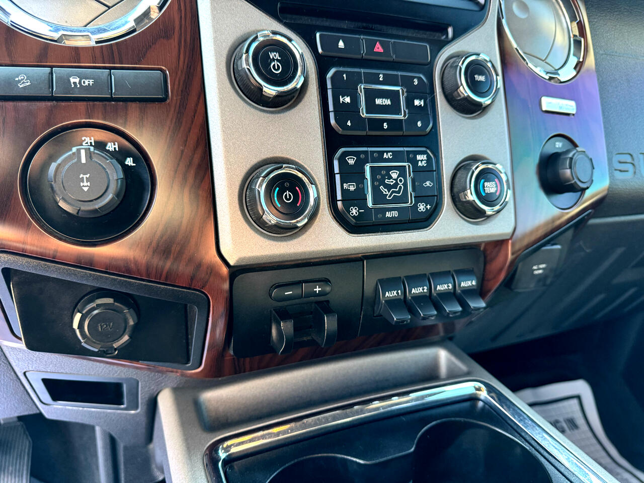 Ford F-250 SD Lariat Crew Cab Short Bed 4WD 2014 Ford F-250 SD Lariat Crew Cab Short Bed 4WD 2014