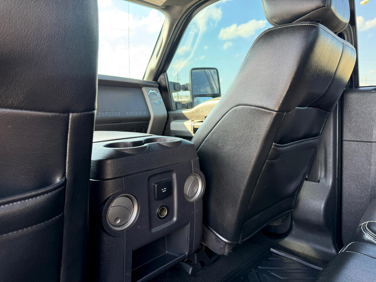 Ford F-250 SD Lariat Crew Cab Short Bed 4WD 2014 Ford F-250 SD Lariat Crew Cab Short Bed 4WD 2014