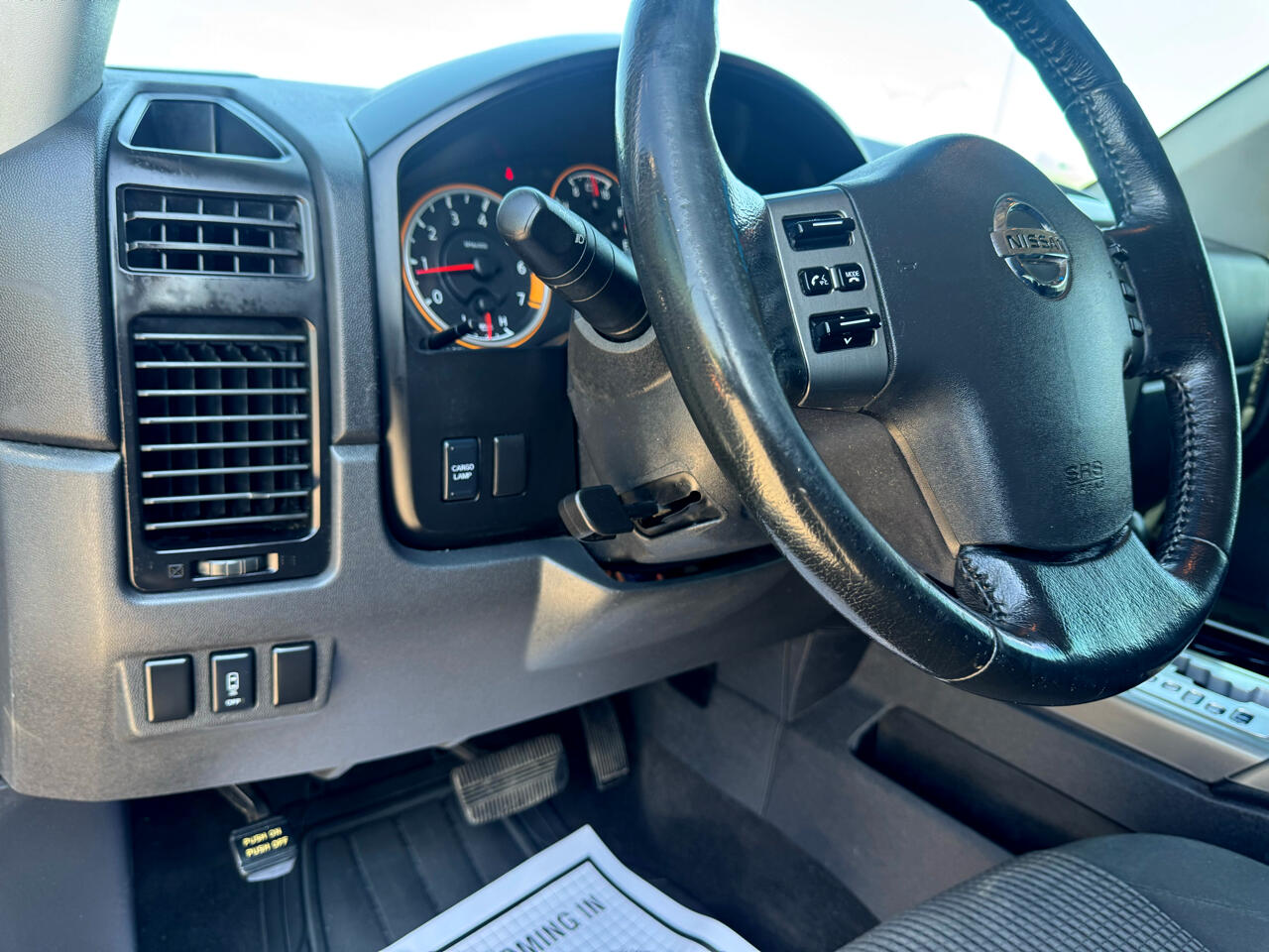 Nissan Titan SV Crew Cab 4WD 2012 Nissan Titan SV Crew Cab 4WD 2012
