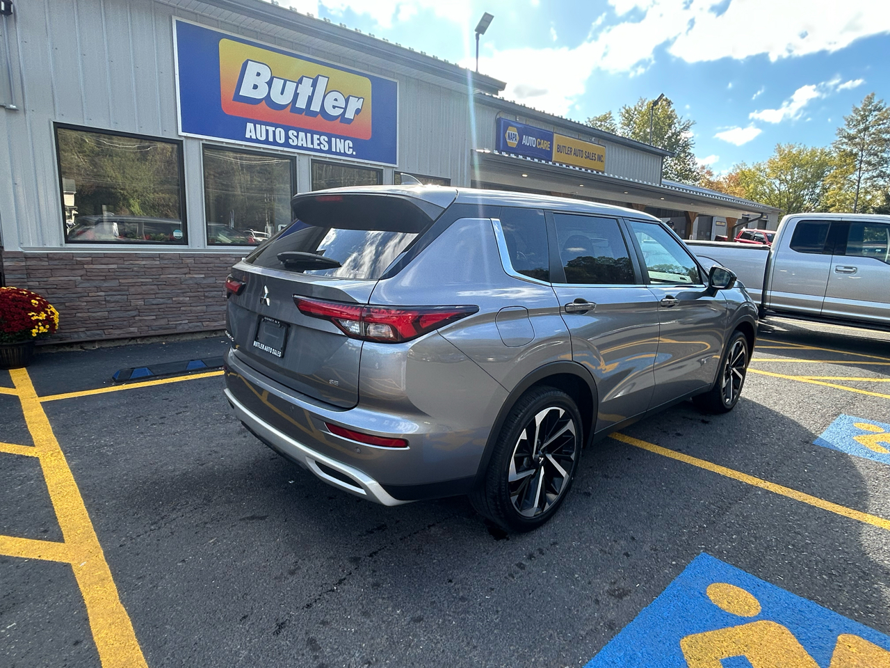 2022 Mitsubishi Outlander SE photo 2