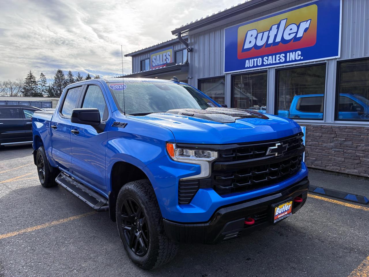 Chevrolet Silverado 1500 4WD Crew Cab 147" Custom Trail Boss 2025