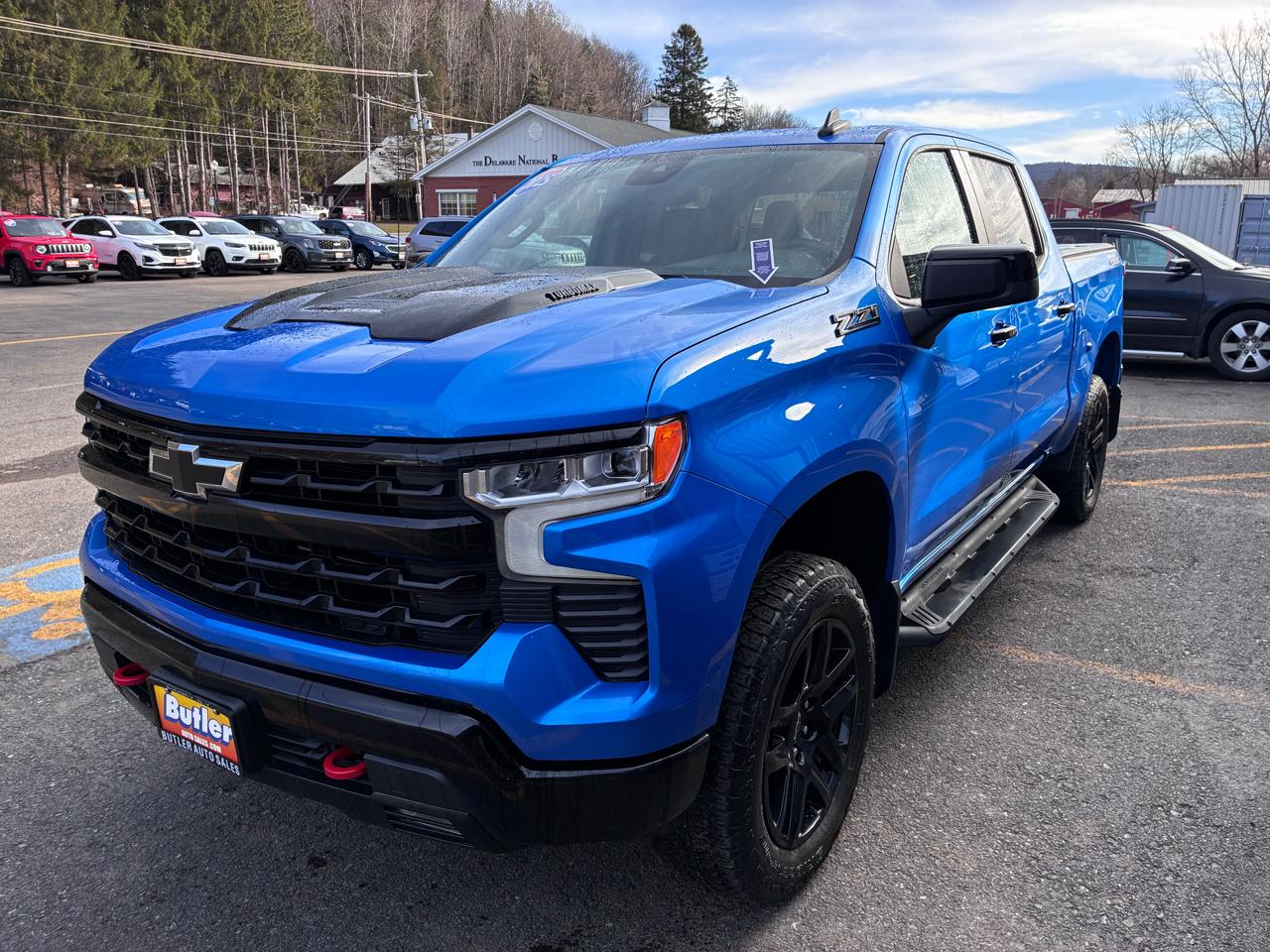 Chevrolet Silverado 1500 4WD Crew Cab 147" Custom Trail Boss 2025