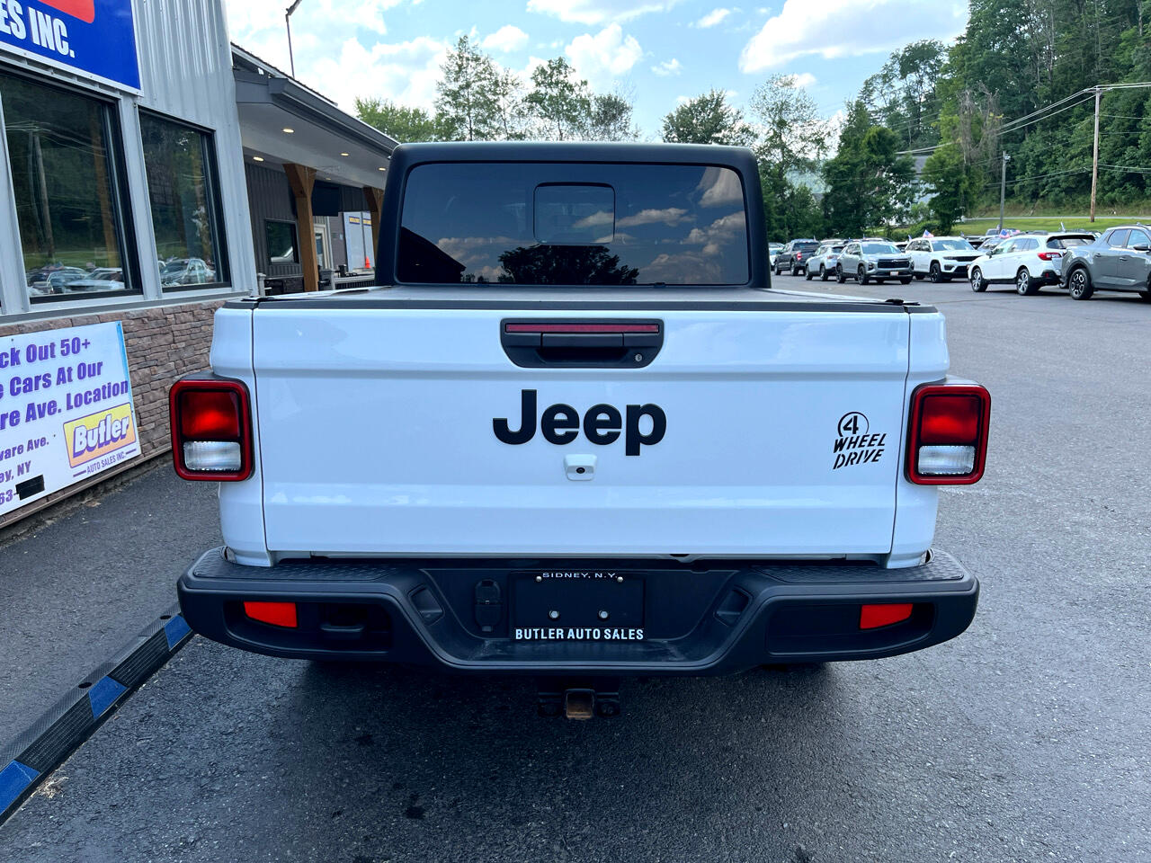2022 Jeep Gladiator Willys Sport photo 2