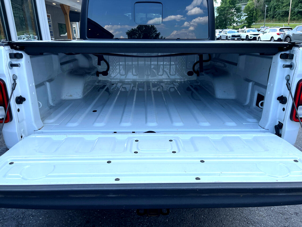 2022 Jeep Gladiator Willys Sport photo 3