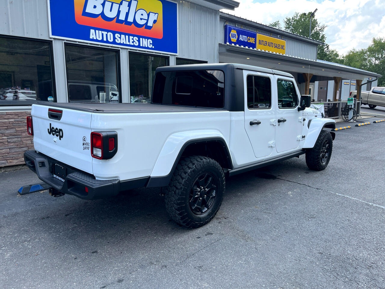 2022 Jeep Gladiator Willys Sport photo 4