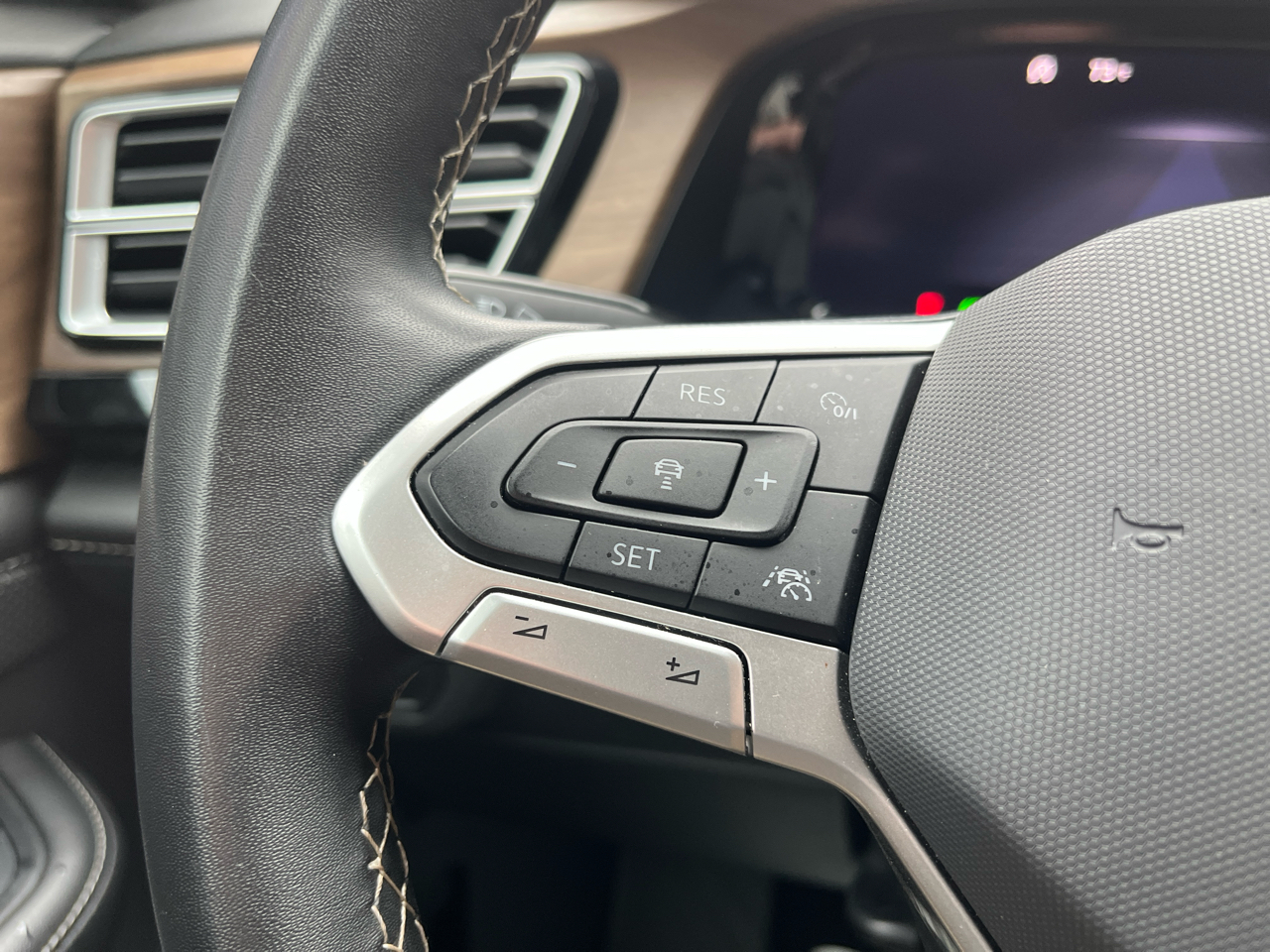 2024 Volkswagen Atlas SE Technology photo 11