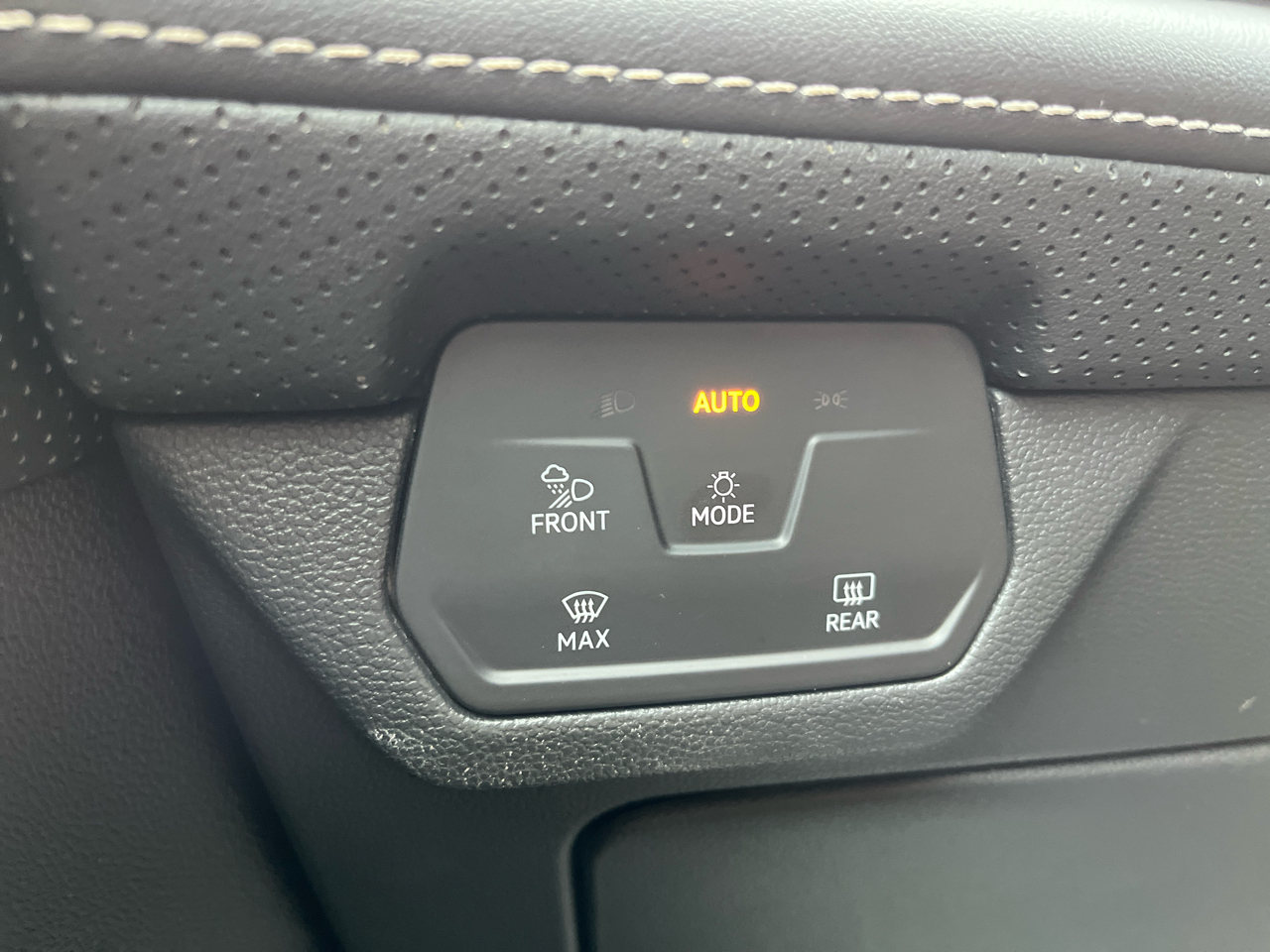 2024 Volkswagen Atlas SE Technology photo 13