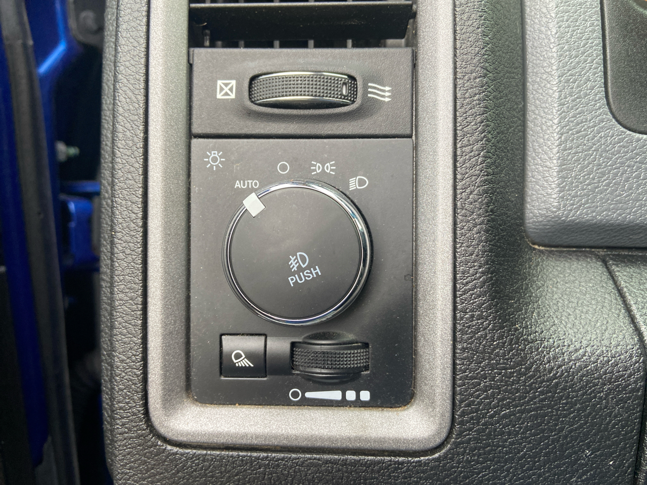 RAM 1500 Classic Tradesman Quad Cab 4WD 2019 RAM 1500 Classic Tradesman Quad Cab 4WD 2019