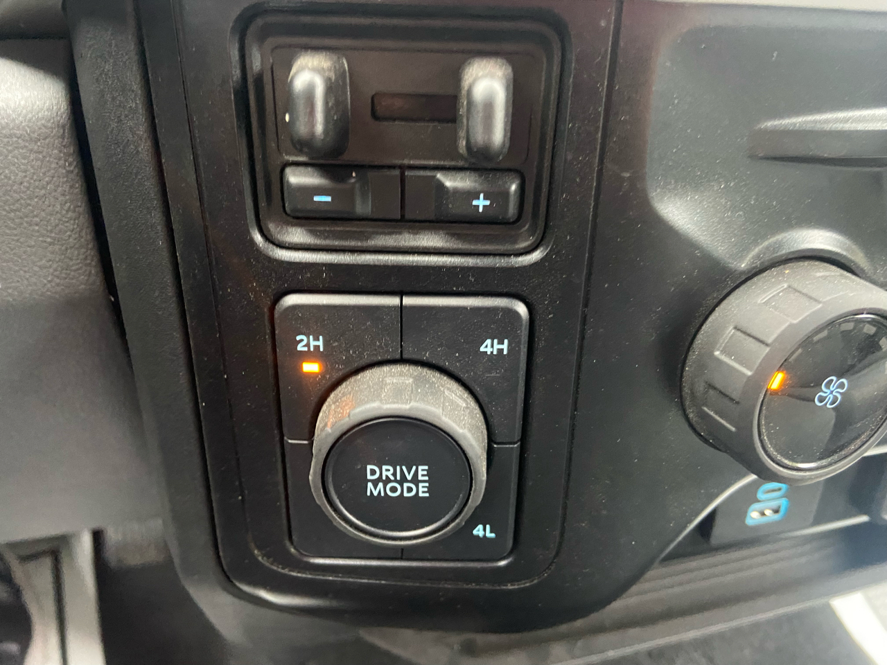 Ford F-250 SD XL Crew Cab 4WD 2024 Ford F-250 SD XL Crew Cab 4WD 2024