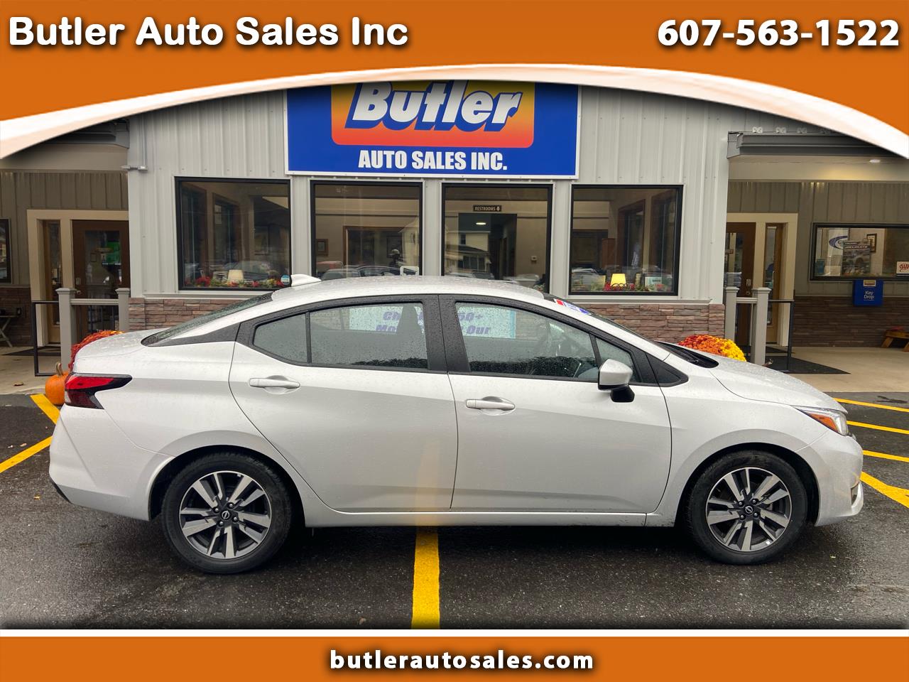 2023 Nissan Versa Sedan SV's photo