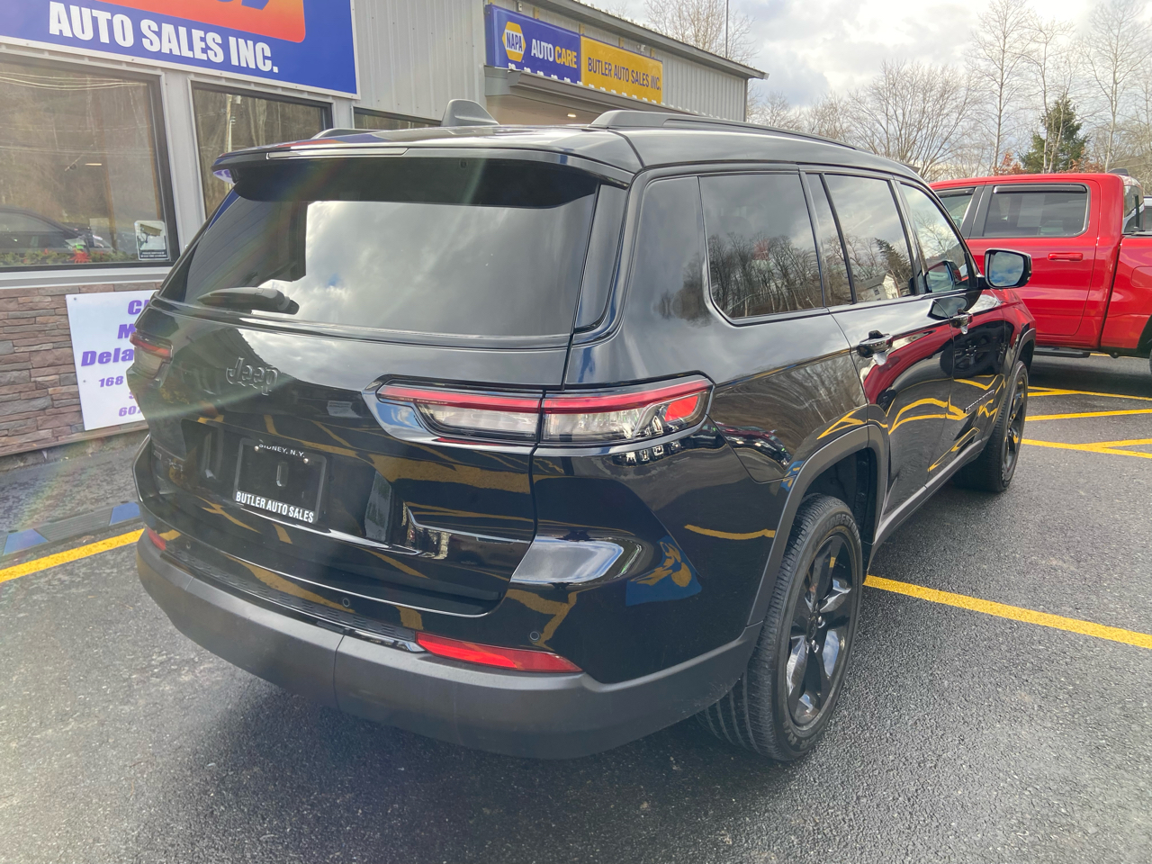 2023 Jeep Grand Cherokee Laredo Altitude photo 2