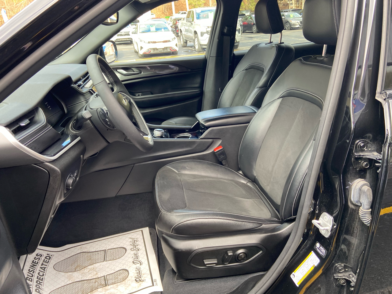 2023 Jeep Grand Cherokee Laredo Altitude photo 4