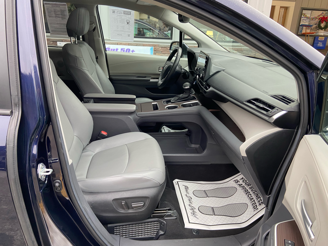 Toyota Sienna XLE 7-Passenger 2024