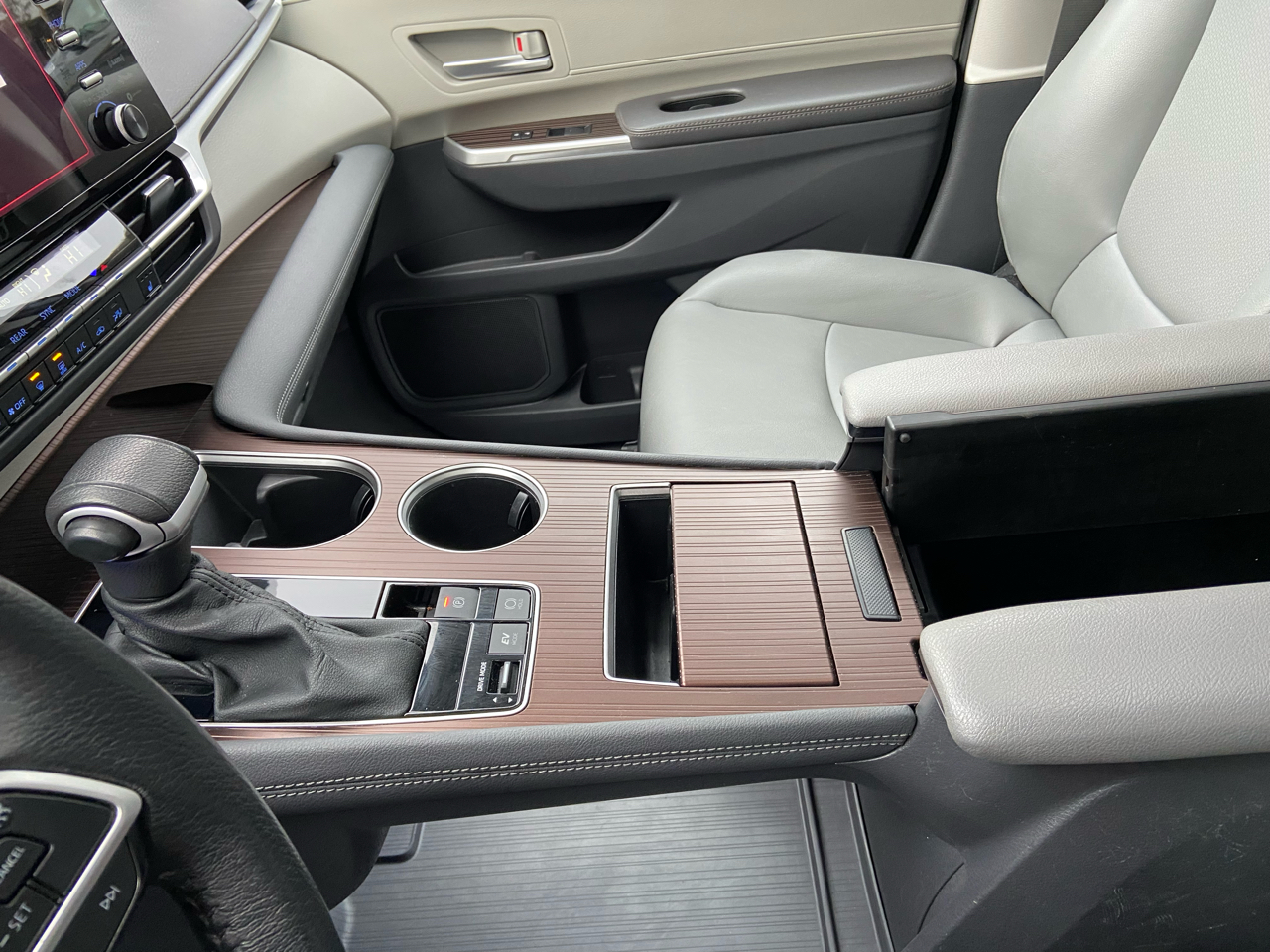 Toyota Sienna XLE 7-Passenger 2024